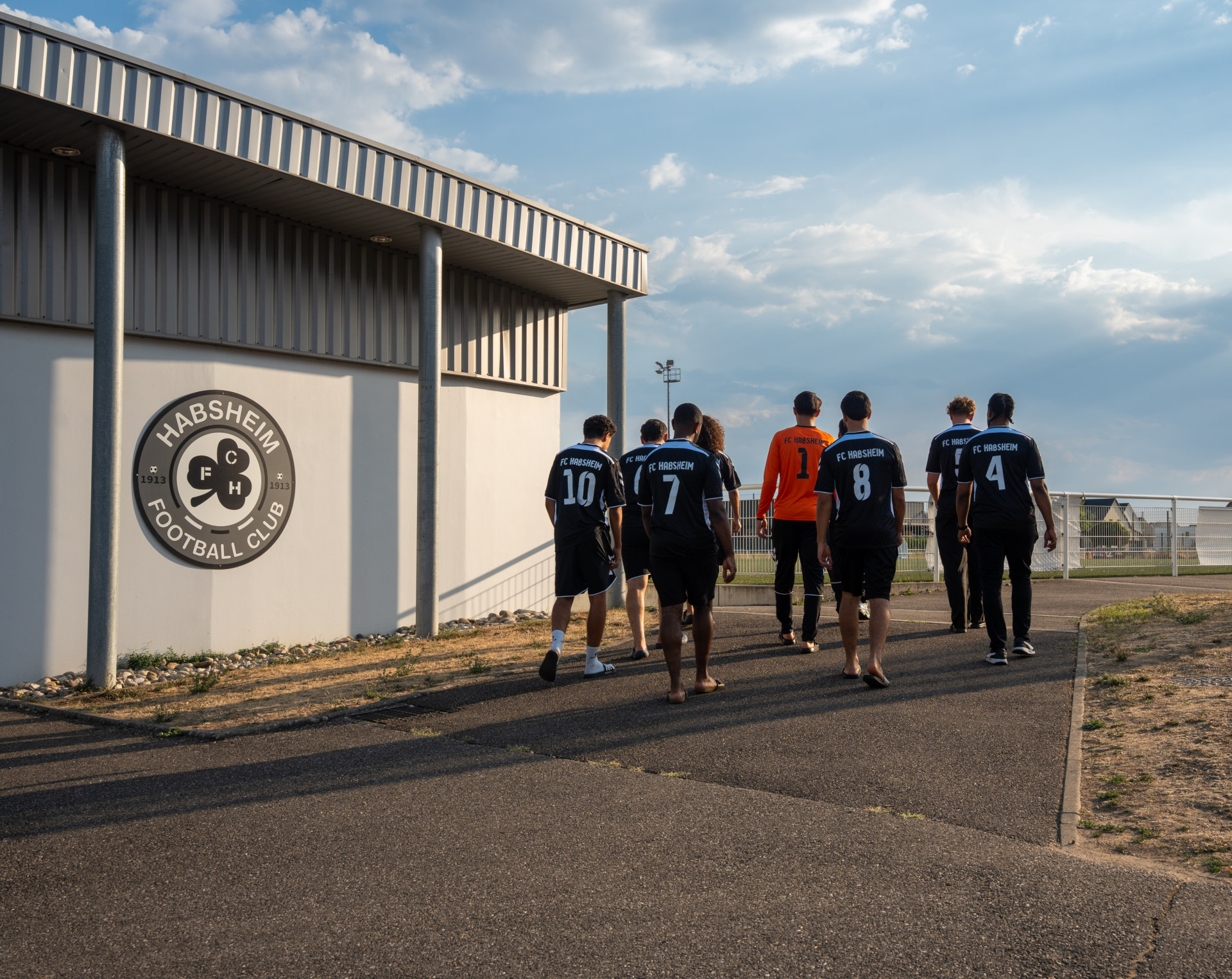 Les joueurs du FC Habsheim rejoignent le terrain au stade municipal